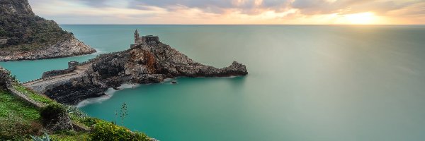 Skały, Chiesa di San Pietro, Włochy, Morze Liguryjskie, Wybrzeże, Wschód słońca, Chmury, Miasteczko Portovenere, Kościół św Piotra, Liguria