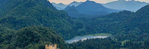 Jezioro Alpsee, Zamek Hohenschwangau, Alpy, Góry, Bawaria, Niemcy