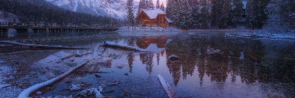 Drzewa, Jezioro, Zima, Góry, Dom, Odbicie, Most, Park Narodowy Yoho, Emerald Lake, Kanada