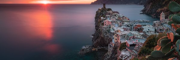 Wybrzeże, Liguria, Chmury, Zachód słońca, Vernazza, Morze, Domy, Włochy