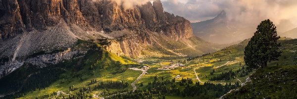 Drzewa, Droga, Skały, Dolomity, Góry, Włochy, Passo Gardena, Chmury, Przełęcz