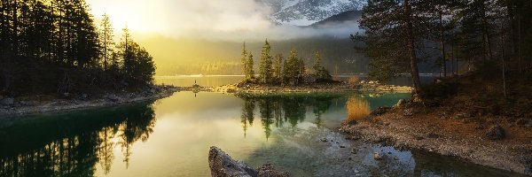 Las, Jezioro Eibsee, Góry Wettersteingebirge, Bawaria, Niemcy, Wschód słońca, Mgła, Szczyt Zugspitze, Drzewa