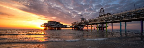 Zachód słońca, Morze, Molo, Chmury, Scheveningen, Holandia