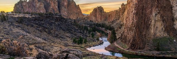 Góry, Stan Oregon, Drzewa, Crooked River, Park stanowy Smith Rock, Skały, Rzeka, Stany Zjednoczone