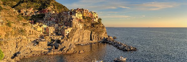 Domy, Skały, Morze Liguryjskie, Cinque Terre, Wybrzeże, Włochy, Liguria, Łódki, Manarola