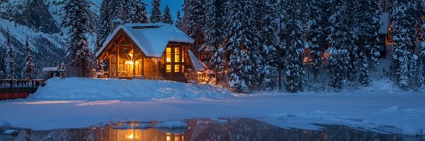 Góry, Śnieg, Las, Światła, Emerald Lake, Park Narodowy Yoho, Drzewa, Jezioro, Dom, Kanada, Wieczór, Zima