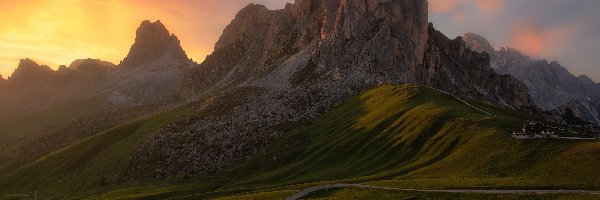 Droga, Dolomity, Zachód słońca, Passo di Giau, Włochy, Góry, Kręta, Prowincja Belluno, Wzgórza, Przełęcz, Chmury