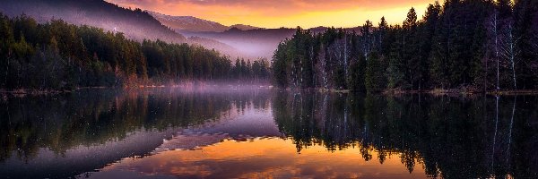 Jezioro, Mgła, Drzewa, Odbicie, Góry, Zachód słońca