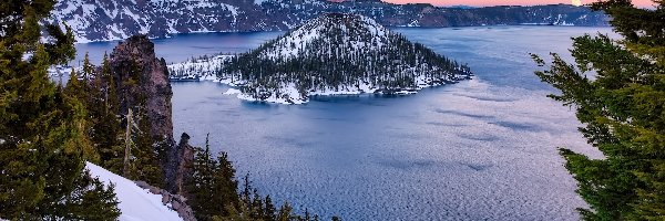 Wyspa Czarodzieja, Góry, Stany Zjednoczone, Stan Oregon, Jezioro Kraterowe, Drzewa, Zima, Park Narodowy Jeziora Kraterowego