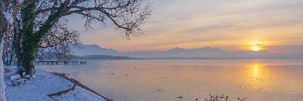 Śnieg, Drzewa, Ławki, Zachód słońca, Jezioro, Zima