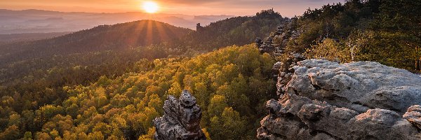 Zachód słońca, Skały, Mgła, Góry, Drzewa, Las