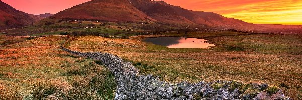 Murek, Kamienny, Tewet Tarn, Jezioro, Góry, Anglia, Park Narodowy Lake District, Drzewa, Zachód słońca