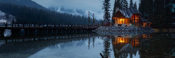 Góry, Park Narodowy Yoho, Chmury, Emerald Lake, Kanada, Dom, Most, Zmierzch, Odbicie, Jezioro, Drzewa