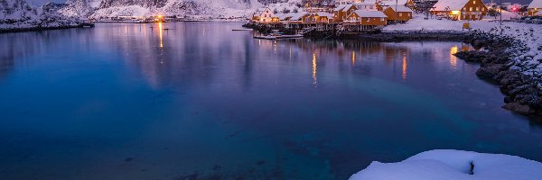 Wyspa Moskenesoya, Morze, Norwegia, Wioska, Góry, Skały, Domy, Zima, Śnieg, Lofoty