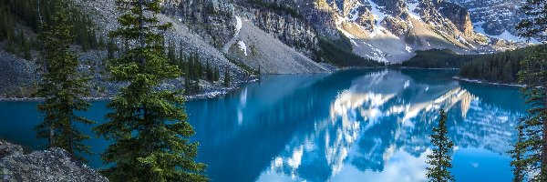 Drzewa, Alberta, Odbicie, Las, Góry, Jezioro, Moraine Lake, Kanada, Park Narodowy Banff, Chmury