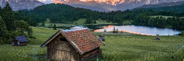 Polana, Drzewa, Góry Karwendel, Domy, Niemcy, Lasy, Szopy, Chmury, Jezioro Geroldsee, Kwiaty, Miejscowość Krun, Bawaria, Zachód słońca