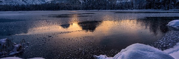 Zachód słońca, Góry, Drzewa, Austria, Jezioro Almsee, Zima