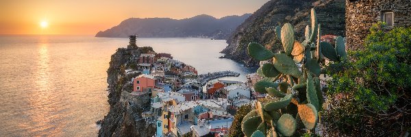 Morze, Cinque Terre, Wschód słońca, Domy, Vernazza, Skały, Góry, Włochy