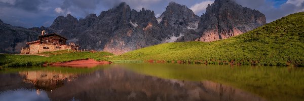 Schronisko Baita Segantini, Góry, Odbicie, Dom, Szczyt, Cimon della Pala, Jezioro, Włochy, Dolomity, Chmury