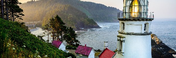 Domy, Latarnia morska Heceta Head, Góry, Wybrzeże, Stan Oregon, Stany Zjednoczone