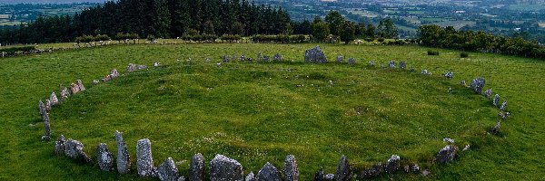 Zachód słońca, Drzewa, Krąg, Kamienny, Beltany Stone Circle, Irlandia, Hrabstwo Donegal, Kamienie, Chmury