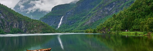 Łódka, Mgła, Lustrafjorden, Fiord, Góry, Norwegia, Hrabstwo Vestland, Wodospady, Skjolden