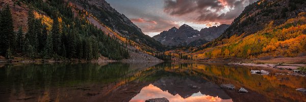 Odbicie, Maroon Lake, Szczyty Maroon Bells, Góry Skaliste, Jesień, Stany Zjednoczone, Kolorado, Jezioro, Drzewa