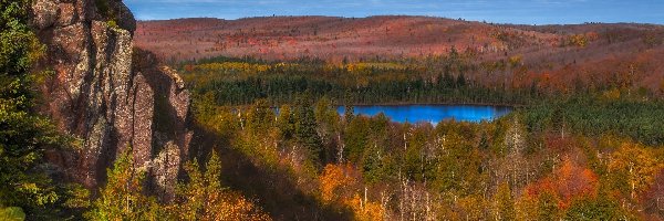Kolorowe, Oberg Lake, Skały, Góry, Jesień, Stany Zjednoczone, Minnesota, Jezioro, Drzewa