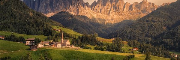 Zabudowania, Dolomity, Włochy, Lasy, Wieś Santa Maddalena, Dolina Val di Funes, Drzewa, Góry, Masyw Odle, Kościół