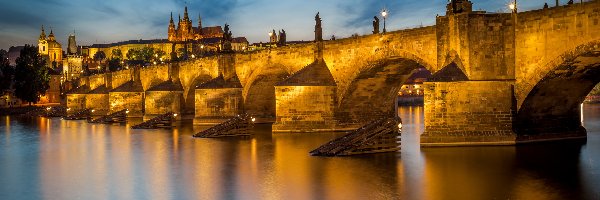 Rzeka Wełtawa, Praga, Niebo, Światła, Most Karola, Odbicie, Noc, Czechy