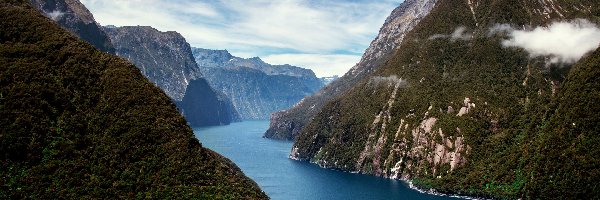 Zatoka Milforda, Lasy, Nowa Zelandia, Park Narodowy Fiordland, Fiord, Łódż, Chmury, Góry