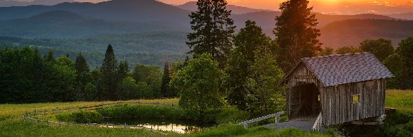 Most, Drzewa, Góry, Staw, Cabot, Stan Vermont, Zadaszony, Zachód słońca, Drzewa, Stany Zjednoczone, AM Foster Covered Bridge, Lato