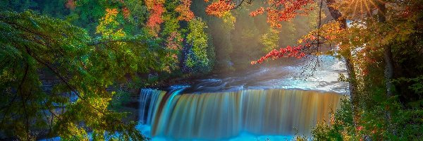 Wodospad, Jesień, Tahquamenon Falls, Drzewa, Stany Zjednoczone, Rzeka, Promienie słońca, Stan Michigan, Tahquamenon River, Las, Miejscowość Paradise