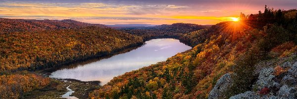 Lasy, Jesień, Góry, Lake of the Clouds, Jezioro, Stany Zjednoczone, Stan Michigan, Porcupine Mountains, Promienie słońca