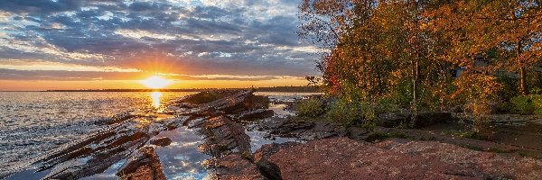 Poranek, Jesień, Skały, Stan Michigan, Stany Zjednoczone, Wschód słońca, Superior Lake, Drzewa, Jezioro