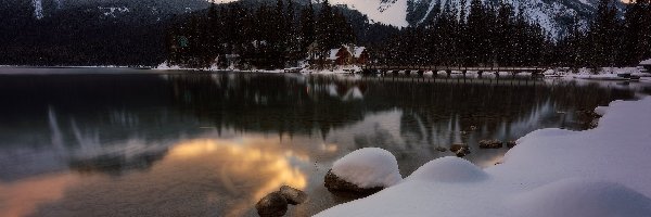 Most, Dom, Emerald Lake, Jezioro, Park Narodowy Yoho, Kanada, Drzewa, Zima, Góry