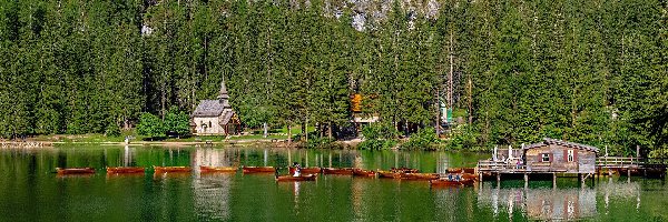 Kościół, Góry, Drzewa, Łódki, Jezioro, Jezioro Pragser Wildsee, Lago di Braies, Włochy, Alpy, Las