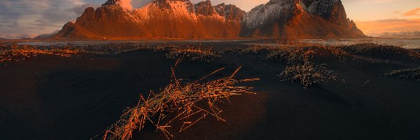 Islandia, Czarny, Piasek, Plaża Stokksnes, Góra Vestrahorn, Trawa, Zachód słońca