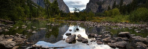 Drzewa, Kamienie, Rzeka, Góry Sierra Nevada, Park Narodowy Yosemite, Stany Zjednoczone, Kalifornia, Merced River, Chmury