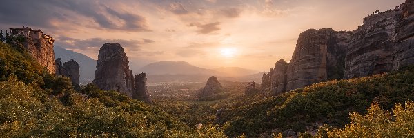 Drzewa, Skały, Tesalia, Masyw Meteory, Grecja, Klasztory, Równina tesalska