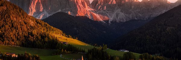 Kościół, Drzewa, Góry, Domy, Chmury, Las, Jesień, Santa Maddalena, Dolomity, Wieś, Dolina Val di Funes, Wschód słońca, Włochy