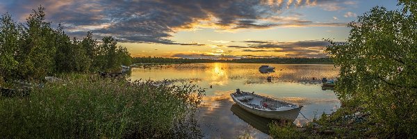 Łódki, Zachód słońca, Finlandia, Hailuoto, Jezioro, Drzewa, Trawa, Lato