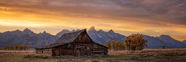 Zachód słońca, Stodoła, Chmury, Chata, Stany Zjednoczone, Góry, Drzewa, Stan Wyoming, Teton Range, Drewniana, Park Narodowy Grand Teton