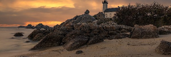 Bretania, Skały, Plaża, Francja, Latarnia morska, Zachód słońca