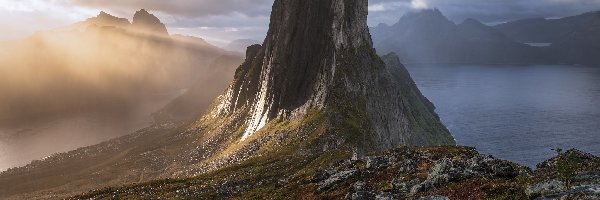 Wyspa Senja, Skały, Chmury, Norwegia, Segla, Góra