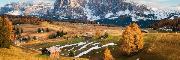 Jesień, Góry, Val Gardena, Wschód słońca, Drewniane, Dolomity, Seiser Alm, Drzewa, Sassolungo, Ośnieżone, Dolina, Włochy, Domy, Płaskowyż