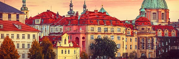 Kościół św Franciszka z Asyżu, Stare Miasto, Rzeka Wełtawa, Praga, Czechy, Kopuła, Domy