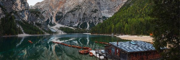 Pomost, Włochy, Drewniany, Jezioro, Drzewa, Pragser Wildsee, Góry Dolomity, Łódki, Lago di Braies, Południowy Tyrol, Domek