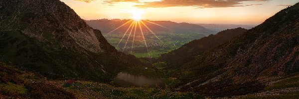 Alpy Algawskie, Oberstdorf, Bawaria, Las, Domy, Promienie słońca, Góry, Drzewa, Dolina, Chmury, Jezioro, Niemcy