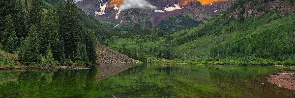 Drzewa, Góry Skaliste, Szczyty Maroon Bells, Stan Kolorado, Stany Zjednoczone, Maroon Lake, Jezioro